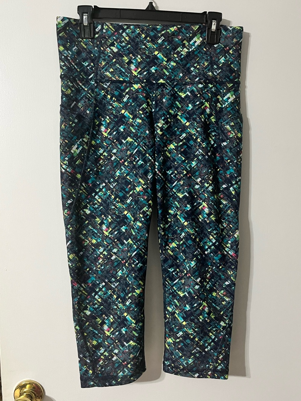 💚🖤 Xersion Anti Odor Capri Leggings